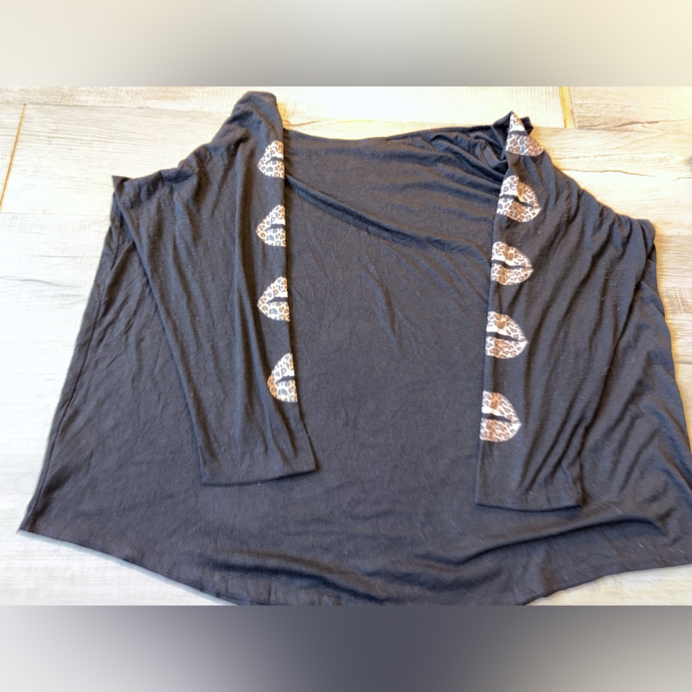 Torrid Off-Shoulder Tee Heritage Slub Leopard Lips Black Sz5 lightweight casual